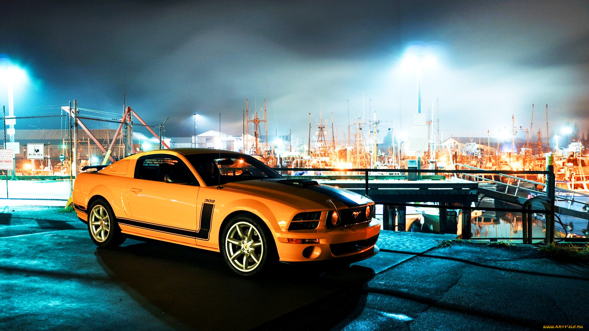 Ford Mustang купе ночью